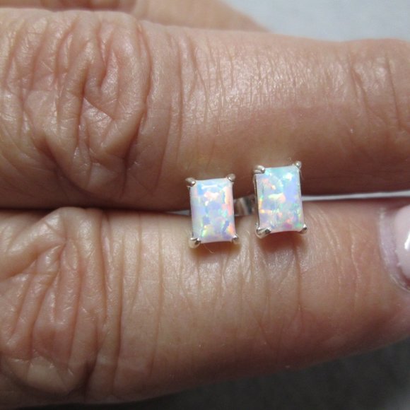 Beautiful 925 Sterling Small OPAL Stud Earrings> 2 Fiery Colors to Choose From - Picture 4 of 8